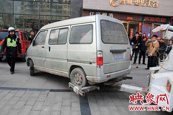 一輛長(zhǎng)期占用人行道的車輛被拖走 一輛長(zhǎng)期占用人行道的車輛被拖走