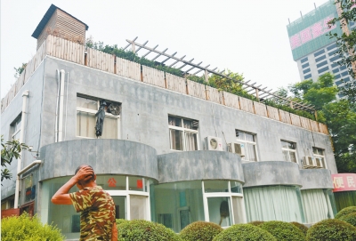 一樓是公廁，綠化后的樓頂開了個(gè)露天燒烤攤