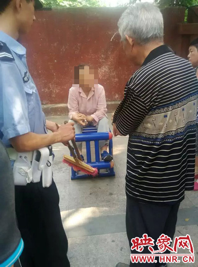 老太當(dāng)時(shí)坐在健身器材上做仰臥起坐，說環(huán)衛(wèi)工人影響她鍛煉身體了，便開始謾罵環(huán)衛(wèi)工人。