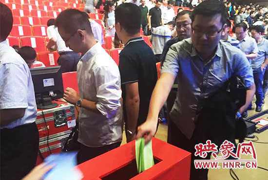 專家、評委、全局干部職工代表現(xiàn)場投票。