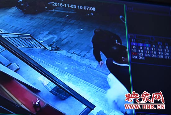 監(jiān)控錄像顯示，男子走向皮皮，將其拐走。