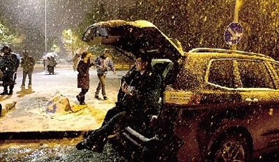 彈琴彈到手指都沒知覺了，還在一首又一首地唱。