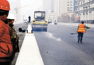 昨日農(nóng)業(yè)路高架第八標(biāo)段已經(jīng)開(kāi)始鋪設(shè)瀝青。