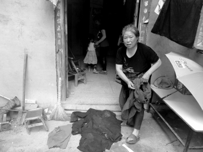 侯見志的母親拿出老伴受傷時(shí)穿的血衣。京華時(shí)報(bào)記者鄭羽佳攝