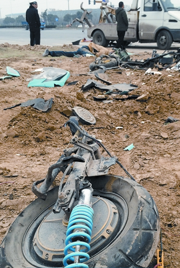 現(xiàn)場(chǎng)散落大量電動(dòng)車(chē)碎片，車(chē)輪已完全脫離車(chē)體，可見(jiàn)當(dāng)時(shí)車(chē)禍的慘烈程度