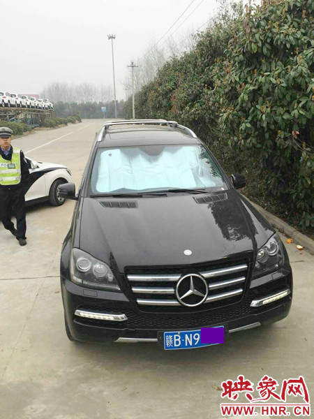 江西男子奔馳車中睡覺一氧化碳中毒，周口高速交警及時發(fā)現(xiàn)。