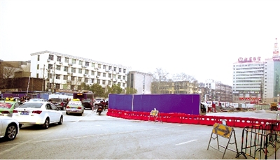 試圍擋后，車輛從西向東緩慢通行