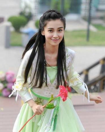 但是和倪妮站在一起，黑了一個色號，整個人都有點黯淡了。