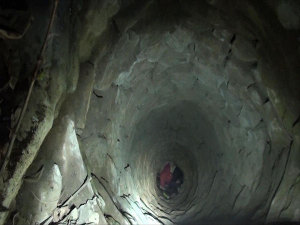 險！女子凌晨墜入15米深井 命懸一線