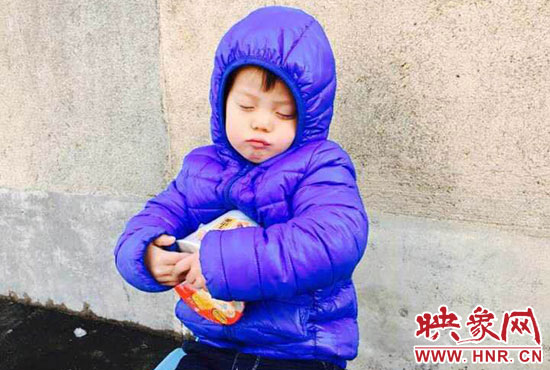 5歲娃冰天雪地睡著。