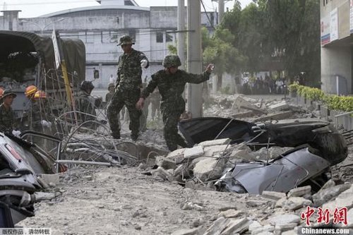 10月15日，菲律賓中部地區(qū)發(fā)生7.2級(jí)地震，災(zāi)情持續(xù)擴(kuò)大，菲官方稱地震已造成宿務(wù)、保和等省份數(shù)十人遇難，數(shù)百人受傷，大批建筑物受損。圖為菲律賓軍方在搜救被困者。