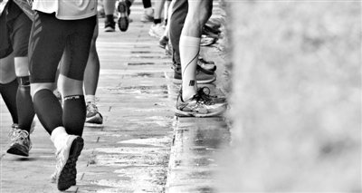 昨日，2013年北京馬拉松，因流動廁所和公廁有限，很多選手都“就地解決”，地面上“水”流成河。