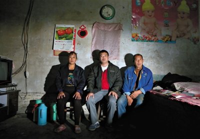 10月18日，自鋸病腿的鄭艷良所在的保定市清苑縣東臧村，有多家農(nóng)戶大病難醫(yī)，村民王新建（中）得了白血