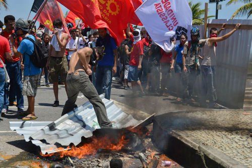 當(dāng)?shù)貢r間10月21日，巴西里約熱內(nèi)盧近海一座油田舉行開采權(quán)競標(biāo)，引發(fā)示威者抗議，與負(fù)責(zé)安保的大量配槍巡邏士兵發(fā)生沖突。 CFP