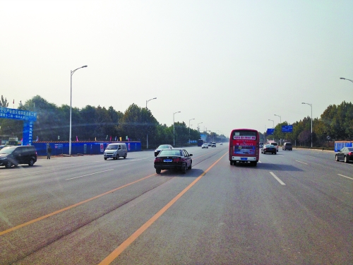 鄭開(kāi)大道上隨處可見(jiàn)車輛駛?cè)腚p黃線超車,很危險(xiǎn)。