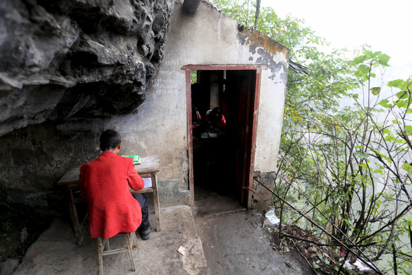 左邊是絕壁，右邊是懸崖，這樣一個(gè)讓人“倒吸涼氣”的地方，卻是袁老師的“辦公室”。