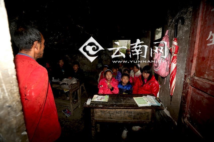 小學(xué)里只有兩個(gè)班，大點(diǎn)的孩子無(wú)法升入高年級(jí)，只得從一年級(jí)再讀起，就像復(fù)讀機(jī)。