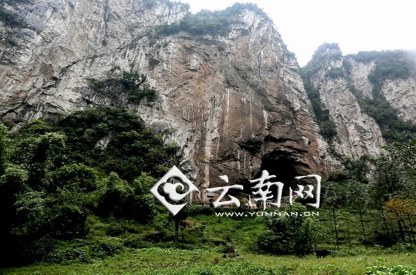 大鍋圈小學(xué)就建在這樣一個(gè)懸崖絕壁邊上。