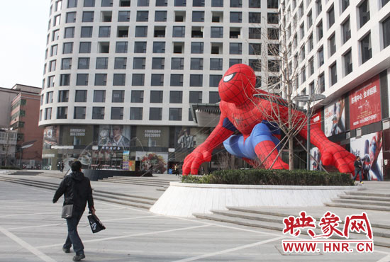 一名經(jīng)過(guò)此地的市民被大家伙所吸引