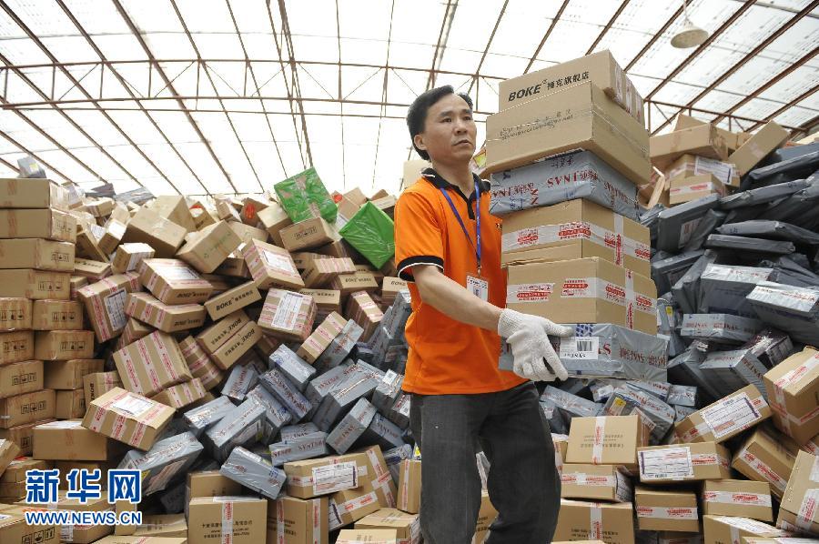 　11月11日，在圓通公司廣州一處分揀站，工作人員加緊處理堆積如山的快件。