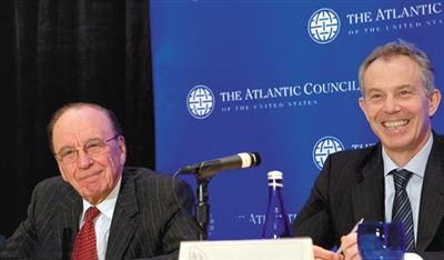 2008年，布萊爾與默多克在美國參加一國際會議。