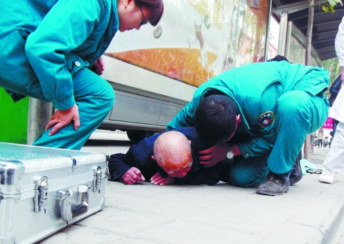 鄭州老人倒地?zé)o人敢扶 多人守候等救護車