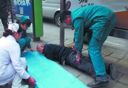 鄭州老人倒地?zé)o人敢扶 多人守候等救護車