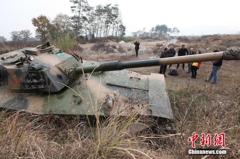 12月4日，浙江臺州，人們在坦克前圍觀。