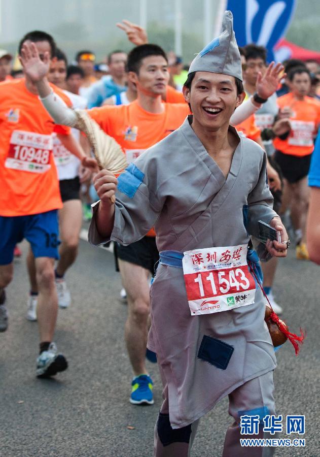 12月8日，一名選手身著“濟(jì)公”服裝參加比賽。