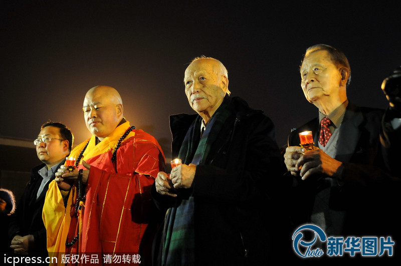 “為南京大屠殺遇難者守靈儀式暨和平燭光祭”活動在侵華日軍南京大屠殺遇難同胞紀(jì)念館祭場舉行。