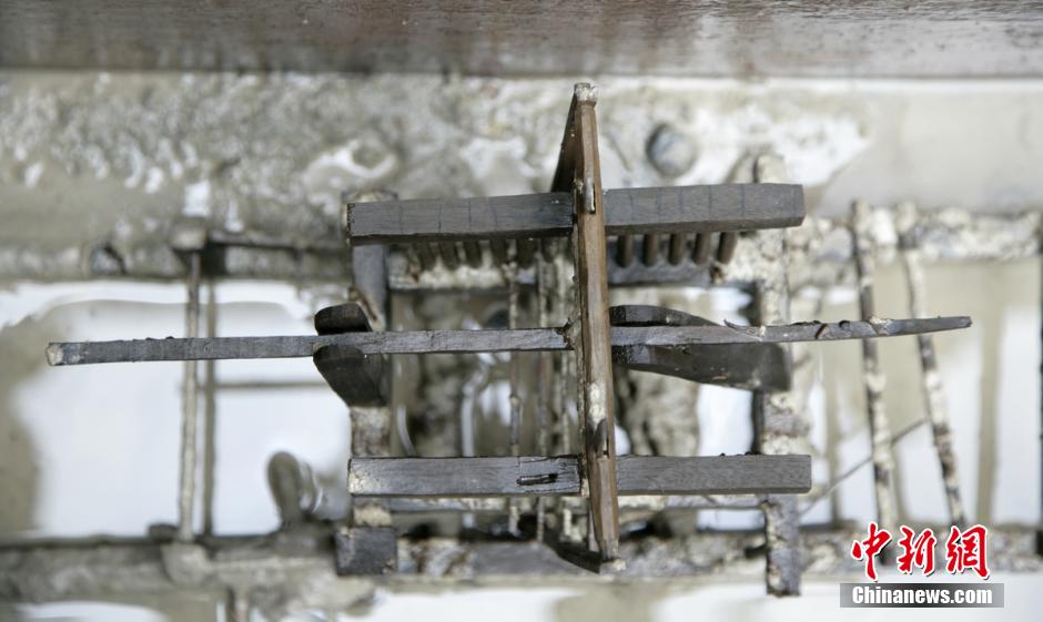 圖為蜀錦織機(jī)仿真蜀錦織機(jī)，為我國唯一有出土單位、完整保存的織機(jī)模型。