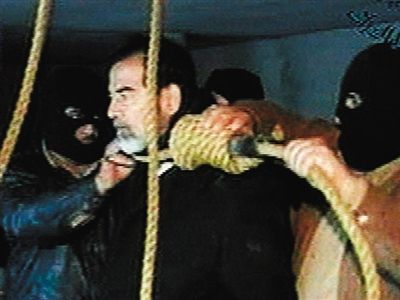 警衛(wèi)給薩達(dá)姆套上絞刑工具。