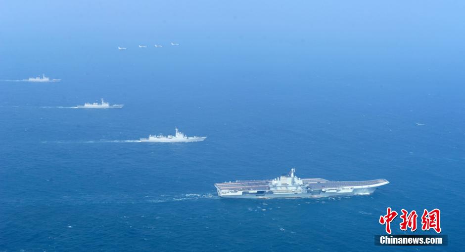 圖為遼寧艦與水面艦艇、飛機進行協(xié)同訓(xùn)練。中新社發(fā) 胡鍇冰 攝