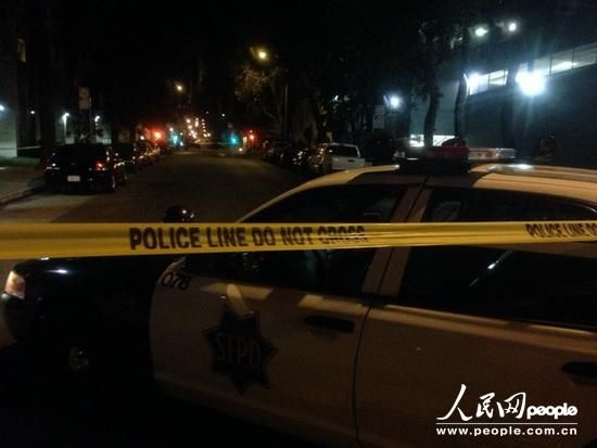 縱火案件發(fā)生在1月1日晚9時(shí)25分，舊金山當(dāng)?shù)鼐胶拖绬T幾分鐘內(nèi)趕到事故現(xiàn)場(chǎng)，并迅速撲滅了火情。記者1日晚趕到現(xiàn)場(chǎng)時(shí)，領(lǐng)館正門(mén)所在區(qū)域已經(jīng)被警察封鎖。