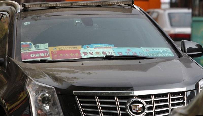 深圳現(xiàn)“史上最多通行證車”無牌豪車 深圳現(xiàn)“史上最多通行證車”無牌豪車