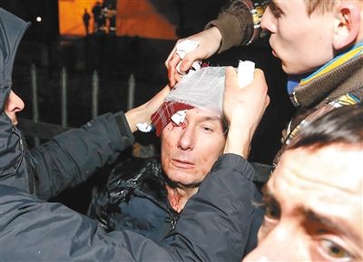 11日，基輔，遇襲受傷的反對派領導人盧岑科接受簡單救護。