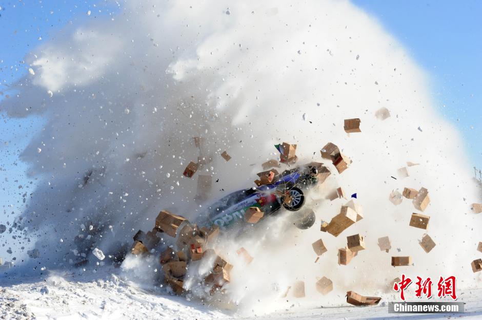 圖為：謝雨均駕駛賽車在黑龍江黑河段飛越冰河。中新社發(fā) 邱齊龍 攝