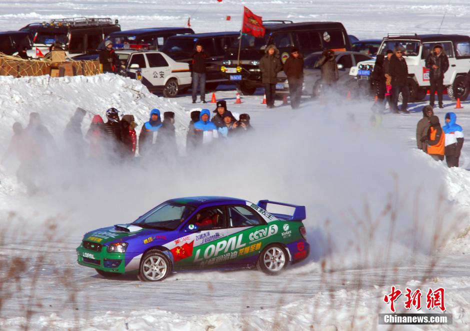 圖為參加“飛越冰河”大型體育極限運動挑戰(zhàn)賽事的選手在冰封的黑龍江上進行冰雪飛車漂移。中新社發(fā) 邱齊龍
