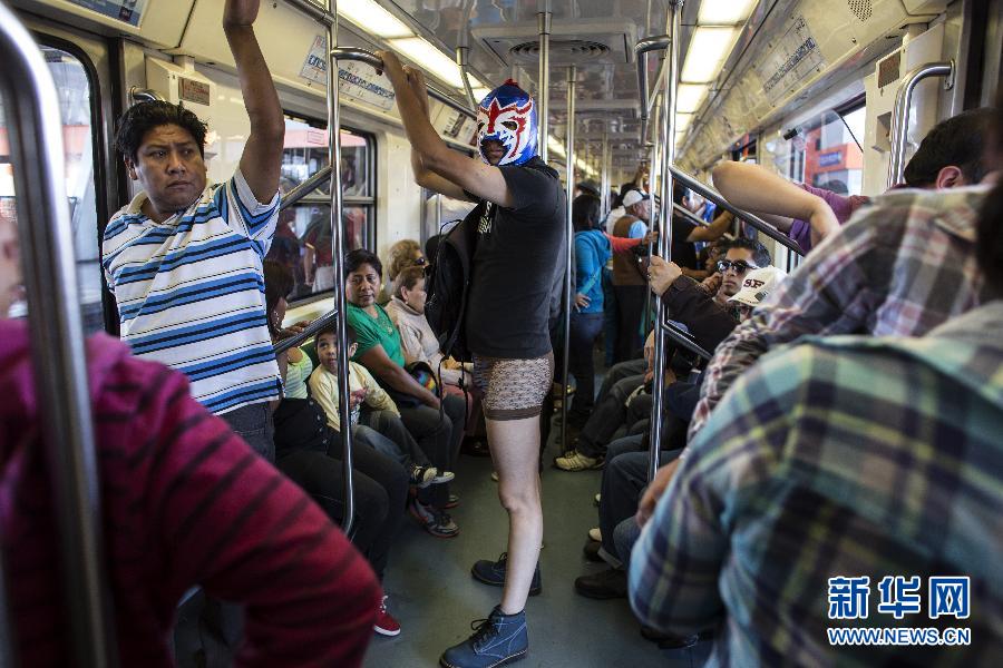 一名參加不穿褲子搭地鐵活動(dòng)的男子站在地鐵車廂內(nèi)。