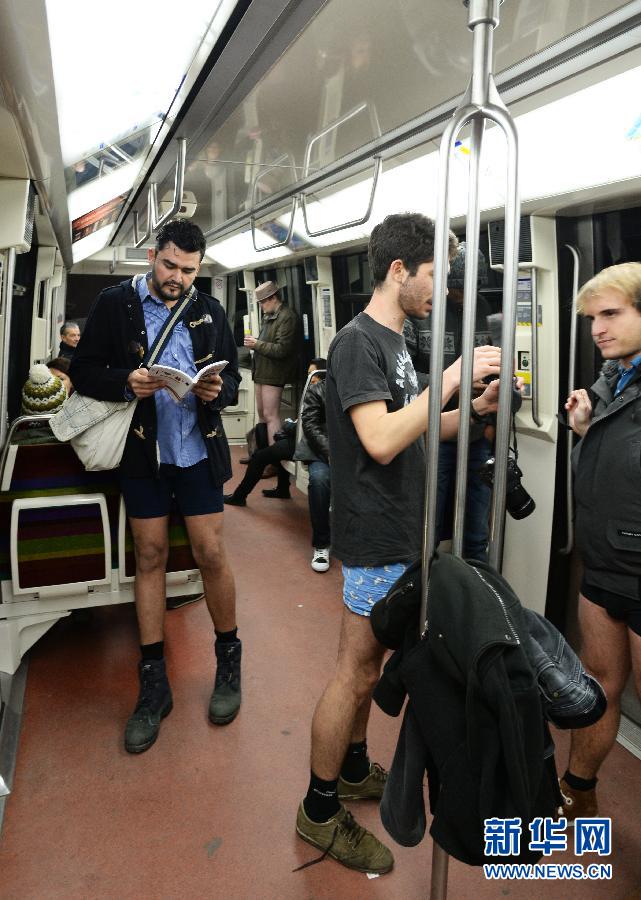 1月12日，在橫貫巴黎東西部的1號(hào)線地鐵車廂里，乘客只穿一條內(nèi)褲搭乘地鐵。
