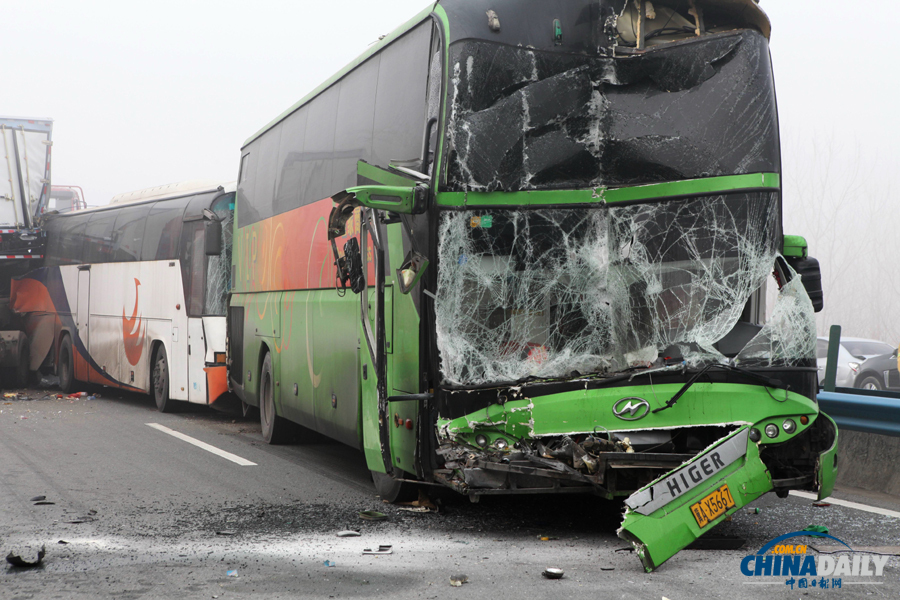 車禍救援現(xiàn)場?；荼?攝