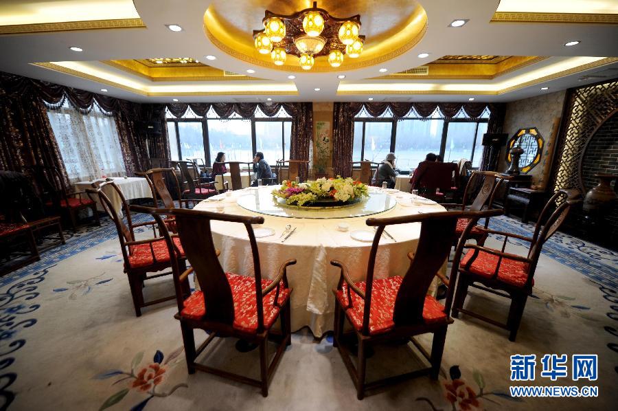 　1月15日，游客在北京紫竹院公園內的問月樓喝茶聊天。