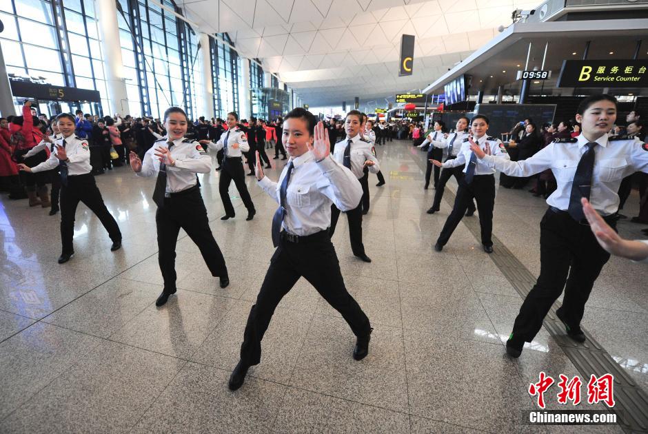 1月23日，機(jī)場(chǎng)工作人員在跳“快閃”舞蹈。