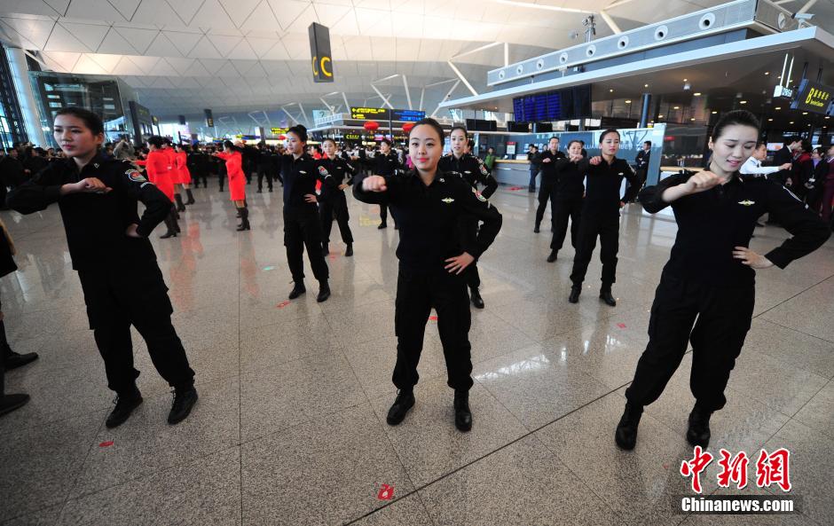 1月23日，機(jī)場(chǎng)工作人員在跳“快閃”舞蹈。