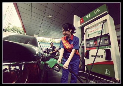 近日，有網(wǎng)友針對“超標40倍事件”評價說：“國內加油站在油里加水是普遍現(xiàn)象。只是量多量少的問題，車主