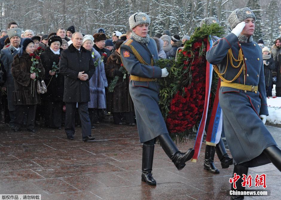 普京獻花紀(jì)念列寧格勒保衛(wèi)戰(zhàn)勝利70周年 普京獻花紀(jì)念列寧格勒保衛(wèi)戰(zhàn)勝利70周年