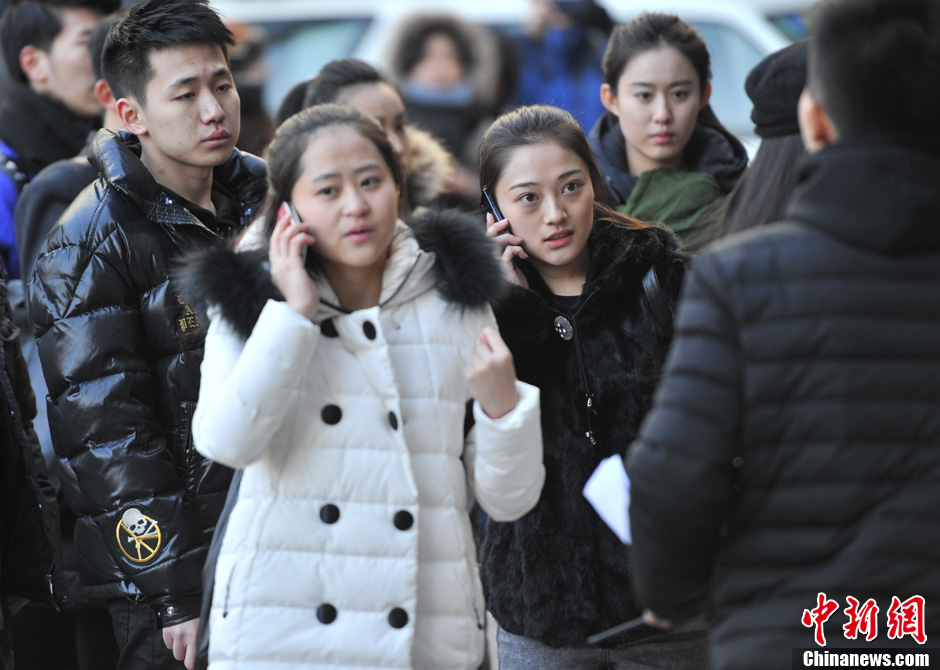 圖為表演系考生走出考場。