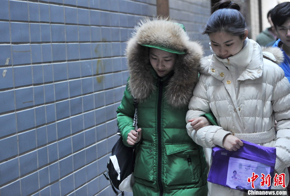 圖為表演系考生走出考場。