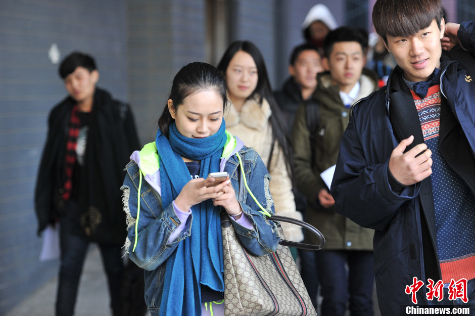 圖為表演系考生走出考場。