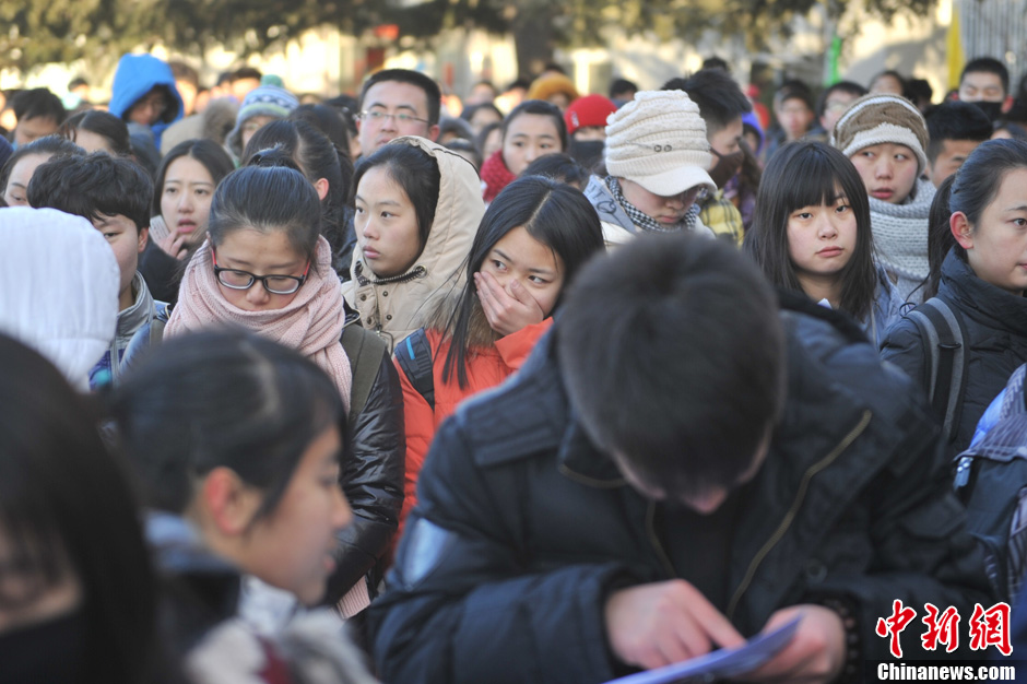 圖為報(bào)考現(xiàn)場。